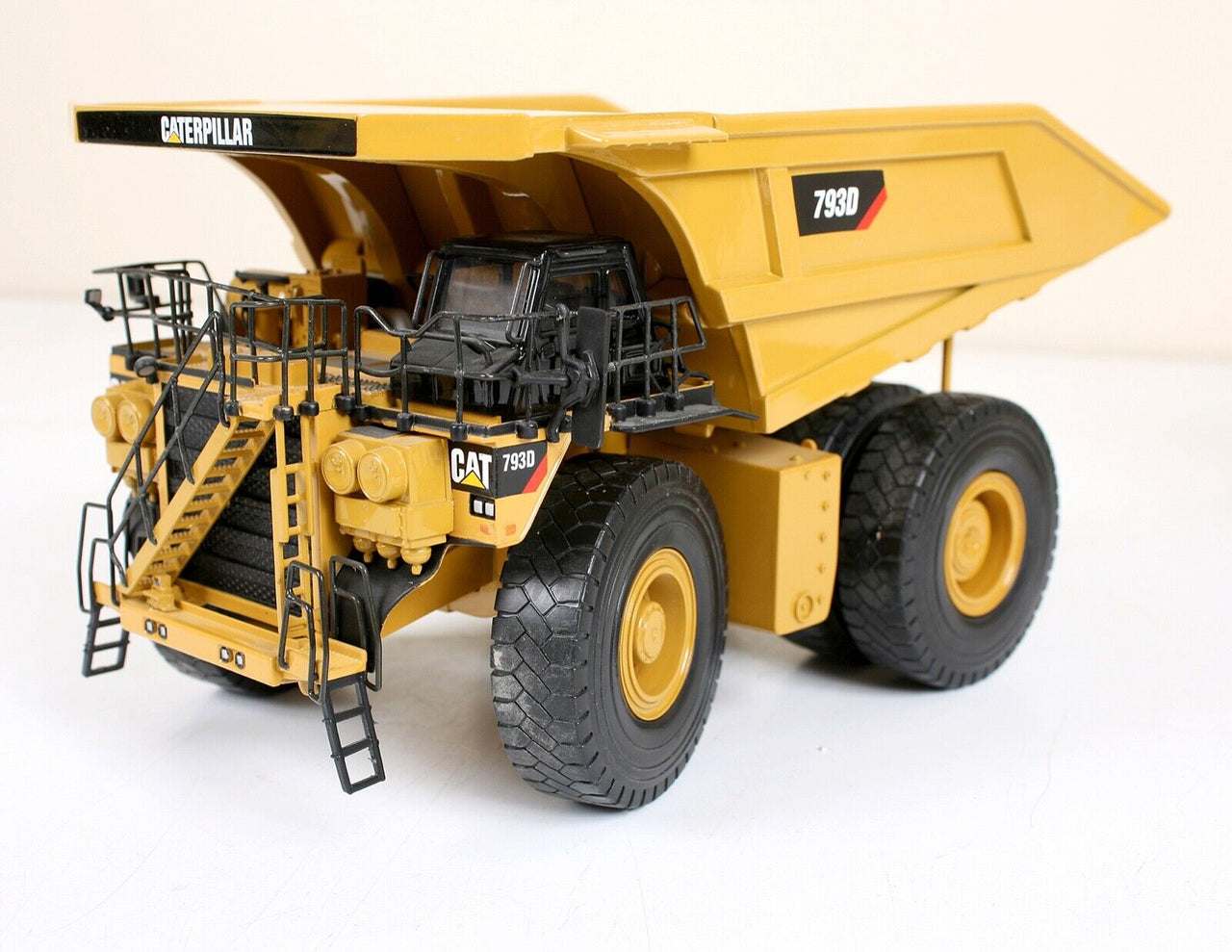 55174 Caterpillar 793D Mining Truck 1:50 Scale (Discontinued Model)